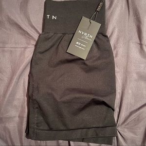 NVGTN BLACK SOLID SEAMLESS SHORTS